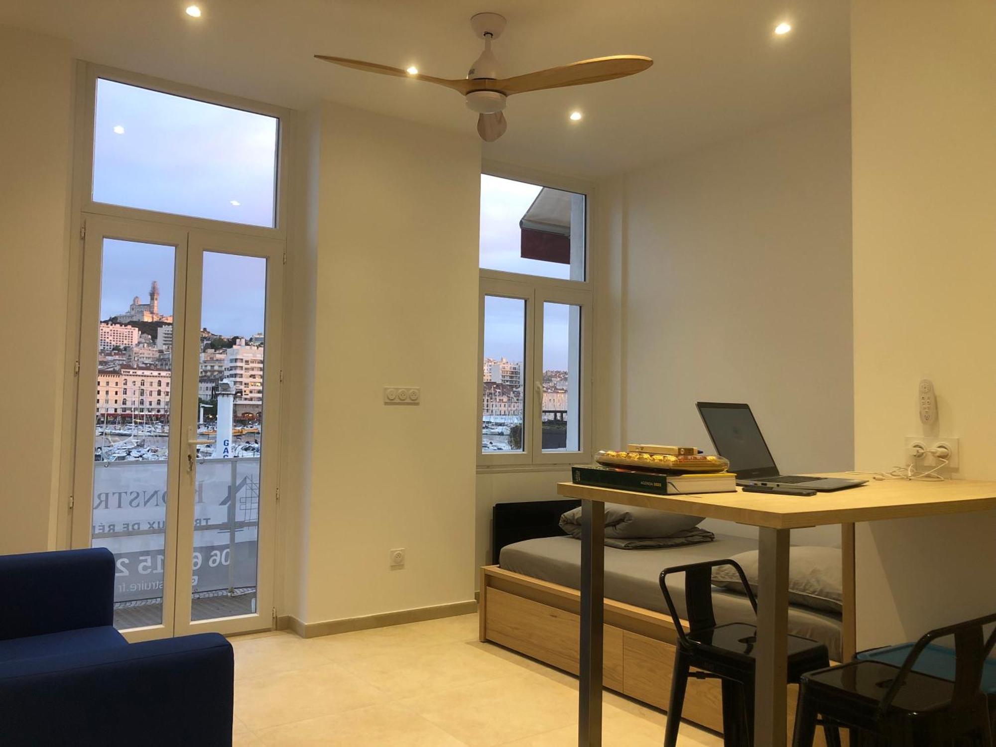Vue Imprenable Vieux-port Et Notre Dame Hostel